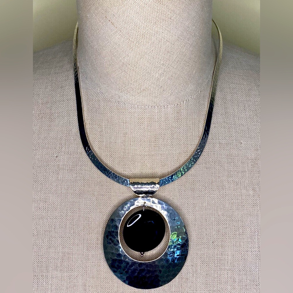 VINTAGE MEXICO DESIGNER STERLING SILVER ONYX HAMMERED NECKLACE